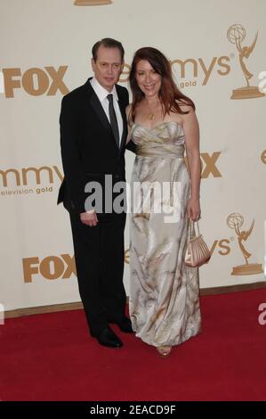 Steve Buscemi et son épouse JO Andres à 2011 Primetime Emmy Awards au Nokia Theatre L.A. Vivez dans le centre-ville de Los Angeles, Californie Banque D'Images