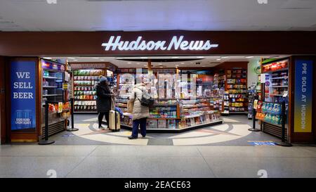 Un magasin de vente au détail Hudson News situé à l'intérieur de la gare Penn de New York. Banque D'Images