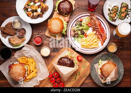 Restauration rapide sur la table, vue du dessus Banque D'Images