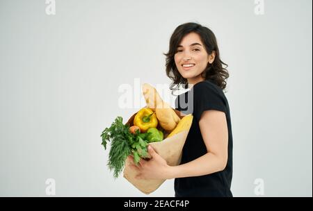 Femme avec un paquet de nourriture saine alimentation shopping à la maison stocker Banque D'Images