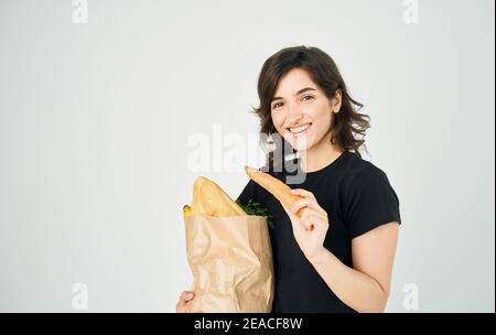 Femme avec un paquet de nourriture saine alimentation shopping à la maison stocker Banque D'Images