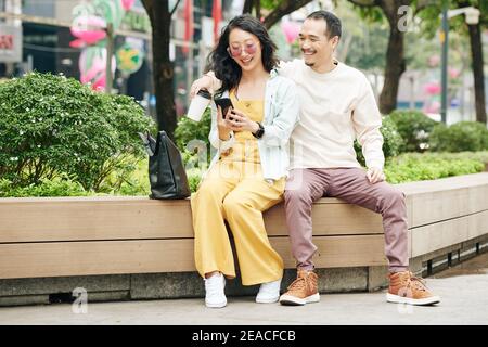 Couple chinois assis sur le banc Banque D'Images