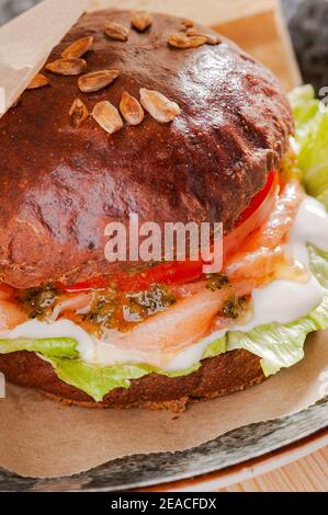 Gros plan sandwich au saumon fumé dans le restaurant Banque D'Images