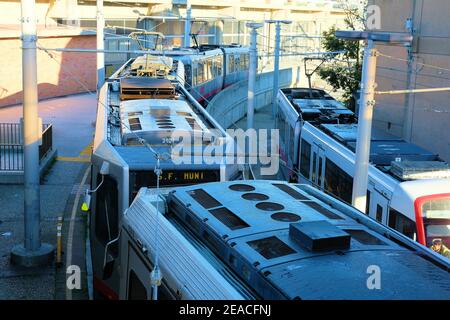 Ligne de trains BART vides à une station de métro attendant que les navetteurs embarque; tôt le matin à San Francisco, Californie, États-Unis; transports en commun. Banque D'Images