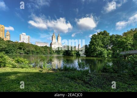 En été à Central Park à New York avec Bow Pont sur le lac Central Parl Banque D'Images