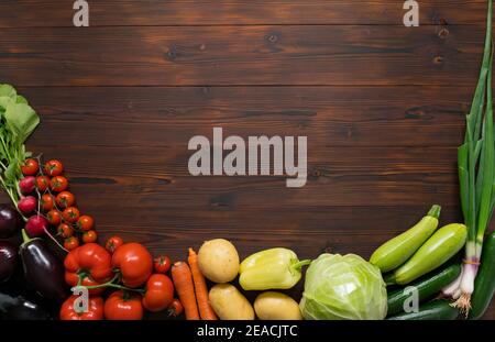 assortiment de légumes sur une surface en bois sombre, vue de dessus Banque D'Images