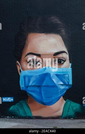 Angleterre, Londres, art mural représentant une infirmière portant un masque facial Banque D'Images