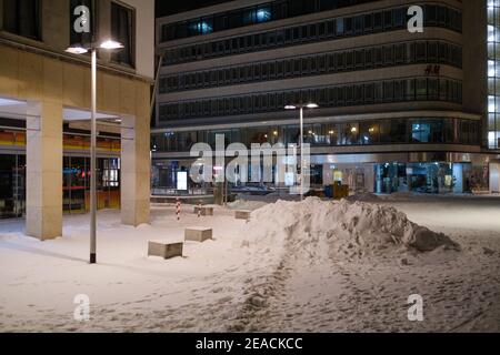 Hanovre, Allemagne. 09e février 2021. Des tas de neige jonchent le centre-ville. Crédit : OLE Spata/dpa/Alay Live News Banque D'Images