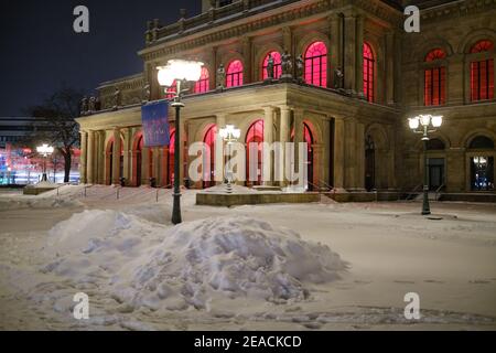 Hanovre, Allemagne. 09e février 2021. Des tas de neige se trouvent en face de l'opéra du centre-ville. Crédit : OLE Spata/dpa/Alay Live News Banque D'Images