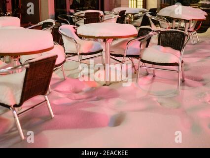 Hanovre, Allemagne. 09e février 2021. Des tables et des chaises recouvertes de neige se trouvent dans le centre-ville. Les conditions météorologiques hivernales extrêmes en Basse-Saxe se poursuivent. Crédit : OLE Spata/dpa/Alay Live News Banque D'Images