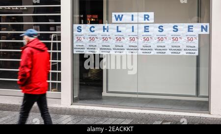 Cologne, Rhénanie-du-Nord-Westphalie, Allemagne - centre-ville de Cologne en temps de crise de la corona pendant le deuxième confinement, vente de liquidation en raison de la fermeture d'affaires. Banque D'Images