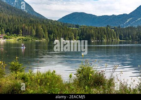 Pagayeurs debout sur le lac, Hintersee, Ramsau, Berchtesgaden, Alpes de Berchtesgaden, Parc national de Berchtesgaden, Berchtesgadener Land, haute-Bavière, Bavière, Allemagne, Europe Banque D'Images