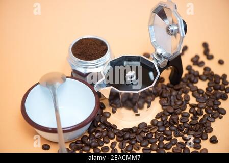 Café dans une marmite à grains de café, café moulu et une tasse vide avec une cuillère Banque D'Images