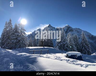 Domaine skiable de Serlesbahnen, station de montagne de Koppeneck, paysage d'hiver, arbres enneigés, pistes dans la neige, ciel bleu, soleil, montagnes, Alpes, Serles, Mieders, Stubaital, Autriche Banque D'Images