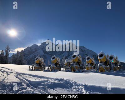 Domaine skiable de Serlesbahnen, station de montagne de Koppeneck, paysage d'hiver, canons à neige, pistes dans la neige, ciel bleu, soleil, montagnes, Alpes, Serles, Mieders, Stubaital, Autriche Banque D'Images