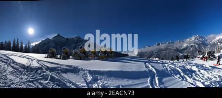 Domaine skiable de Serlesbahnen, station de montagne de Koppeneck, paysage d'hiver, canons à neige, pistes dans la neige, ciel bleu, soleil, montagnes, Alpes, Serles, Mieders, Stubaital, Autriche Banque D'Images