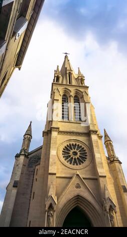 Église Sainte Anne à Montpellier. Construit dans le style néo-gothique au XIXe siècle. Le clocher mesure 71 mètres de haut. Est un espace d'exposition pour l'art contemporain depuis 2011. Banque D'Images