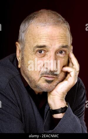 Photo de dossier - Jean-Claude Carriere pose lors d'un tournage en studio à Paris, France, le 8 avril 2006. Jean-Claude carrière, scénariste français prolifique qui a collaboré avec certains des plus grands auteurs de maison d'art de son temps, est mort. Il avait 89 ans. Carrière meurt lundi soir de causes naturelles chez elle à Paris. Carrière a remporté un Oscar compétitif en 1963 pour son travail avec le compatriote Pierre Étaix dans un court métrage en direct, puis a reçu un prix de l'Académie honoraire aux Governors Awards en 2014. Photo de Vim/ABACAPRESS.COM Banque D'Images