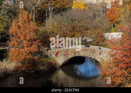 À l'automne, le feuillage du parc change de couleur en jaune vif, en rouge et en orange avant de disparaître. L'emblématique pont Gapstow a été construit en 1896 base Banque D'Images