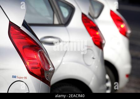 Feux arrière rouges sur les voitures garées, Allemagne Banque D'Images