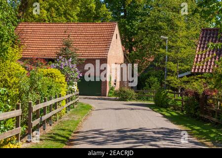 Fermes avec chemin au printemps, Fischerhude, Basse-Saxe, Allemagne, Europe Banque D'Images