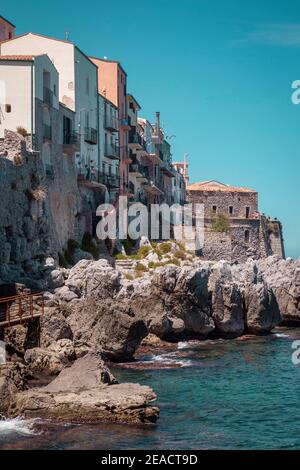 Maison, mer, rochers, Cefalu, Sicile, Italie Banque D'Images