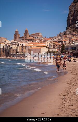 Ville, plage, mer, Cefalu, Sicile, Italie Banque D'Images