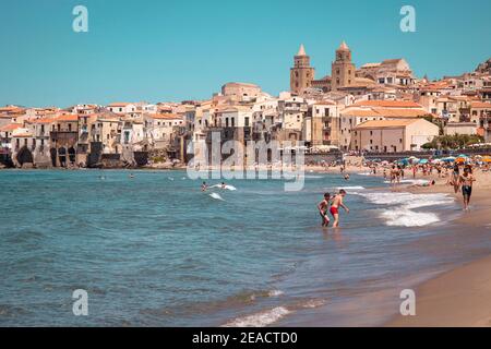 Ville, plage, mer, Cefalu, Sicile, Italie Banque D'Images