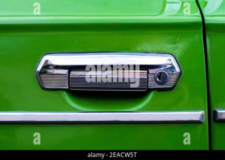 Porte de poignée en fer de l'ancienne voiture soviétique. Vue de l'avant. Le corps est vert. Kurskoe, Crimée - 4 octobre 2020 Banque D'Images