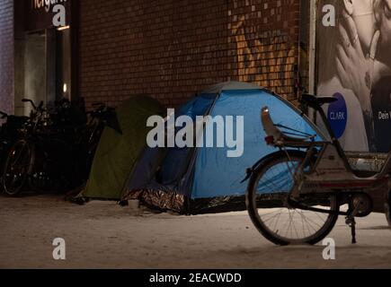 Berlin, Allemagne. 09e février 2021. Les sans-abri dorment dans des tentes sous un pont dans le Tiergarten. Credit: Paul Zinken/dpa/Alay Live News Banque D'Images