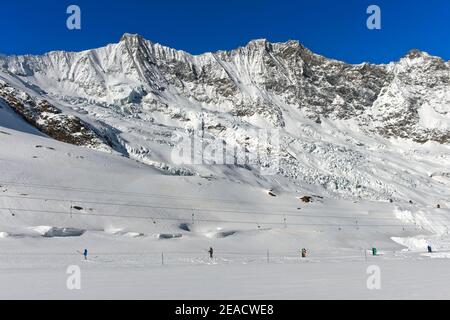 Sklift sur le glacier Fee sous le Mischabelhörner avec les sommets Täschhorn, Dom et Lenzspitze, Saas-Fee, Valais, Suisse Banque D'Images