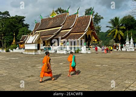 Dans le temple Wat Xieng Thong, derrière la salle d'ordination SIM avec un toit en quinconce, Luang Prabang, Laos Banque D'Images