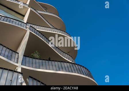 Allemagne, Saxe-Anhalt, Magdebourg, bloc d'appartements avec balcons incurvés, appelé "la vague". Banque D'Images