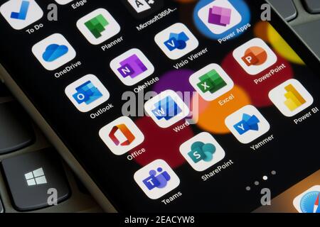 Les applications Microsoft 365 sont visibles sur un iPhone : Office, Word, Excel, PowerPoint, Outlook, OneNote, Visio Viewer, Power Apps, Teams, SharePoint, Yammer, etc Banque D'Images