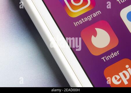 L'icône de l'application Tender est visible sur un iPhone le 8 février 2021. Tinder est une application de réseautage et de rencontres en ligne. Banque D'Images