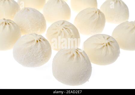 Khinkali congelé avec viande hachée, isolé sur fond blanc. Studio photo Banque D'Images