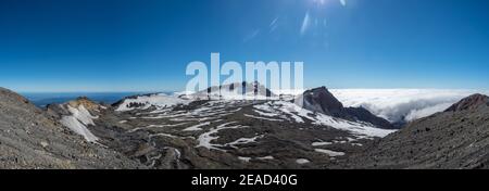 Lac du cratère du mont ruapehu en été avec de la neige légère Banque D'Images