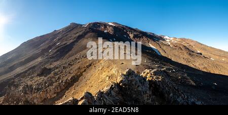 Vue sur le sommet du mont ruapehu en été avec de la neige légère Banque D'Images