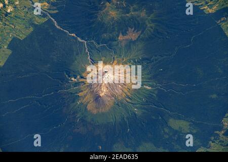 NOUVELLE-ZÉLANDE - 25 janvier 2021 - Mont Taranaki on La nation insulaire de la Nouvelle-Zélande est représentée dans le La Station spatiale internationale en orbite 268 Banque D'Images