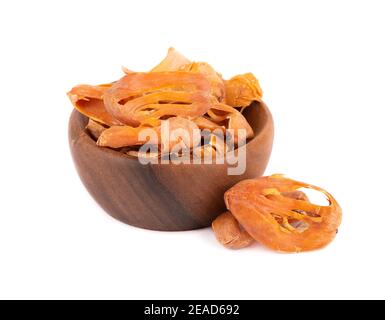 Mace dans un bol en bois, isolé sur fond blanc. Fleur de muscade, myristica fragrans. Épices naturelles, assaisonnement asiatique. Banque D'Images