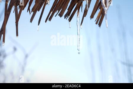 la glace fond sur le ciel bleu. Le printemps arrive Banque D'Images