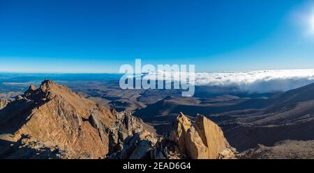 Vue du mont ruapehu en face du mont ngauruhoe mt doom dans le nuage léger Banque D'Images