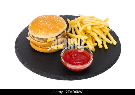 Hamburger et frites, ketup sur plaque noire. Studio photo Banque D'Images