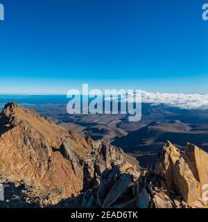 Vue du mont ruapehu en face du mont ngauruhoe mt doom dans le nuage léger Banque D'Images