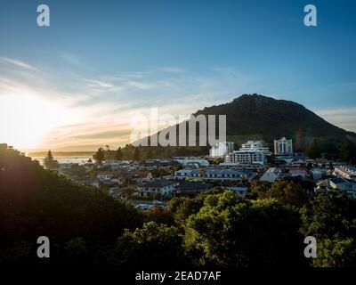 Mont Maunganui mauoa au coucher du soleil depuis la baie pilote et le mont drury tauranga Banque D'Images