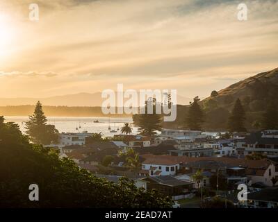 Mont Maunganui mauoa au coucher du soleil depuis la baie pilote et le mont drury tauranga Banque D'Images