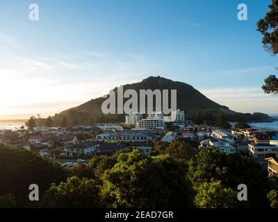 Mont Maunganui mauoa au coucher du soleil depuis la baie pilote et le mont drury tauranga Banque D'Images