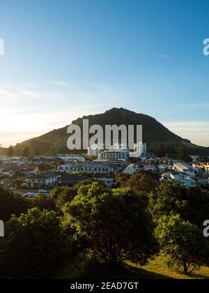 Mont Maunganui mauoa au coucher du soleil depuis la baie pilote et le mont drury tauranga Banque D'Images