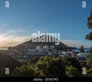 Mont Maunganui mauoa au coucher du soleil depuis la baie pilote et le mont drury tauranga Banque D'Images