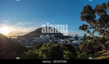 Mont Maunganui mauoa au coucher du soleil depuis la baie pilote et le mont drury tauranga Banque D'Images